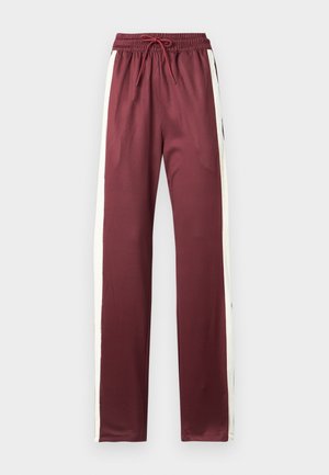 Pantalones deportivos color granate con cintura elástica y cordón, con franjas laterales en crema. Hechos de tela suave y ligera.