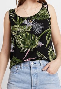 Top senza maniche floreale con sfondo nero, decorato da motivi di foglie verdi e dettagli rosa. Realizzato in tessuto leggero con una vestibilità comoda.