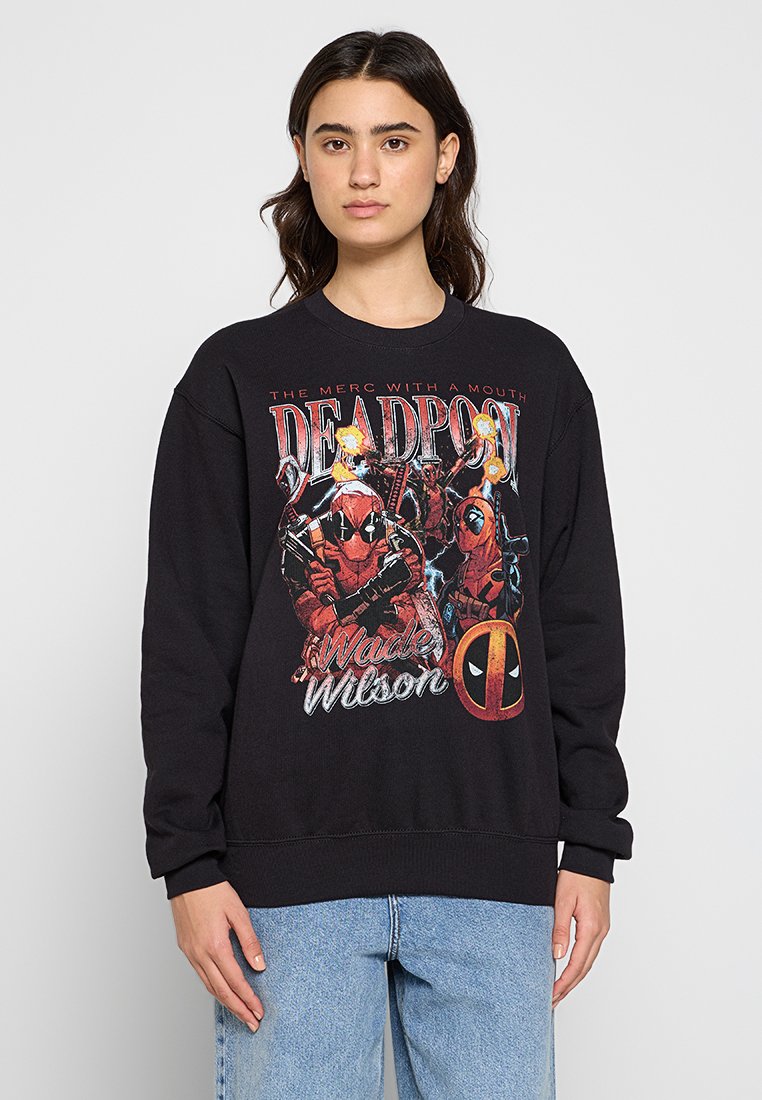 Svart sweatshirt med ett grafiskt tryck som föreställer Deadpool. Rund hals, långa ärmar och ribbade muddarna. Tillverkad av bomull, avslappnad passform.