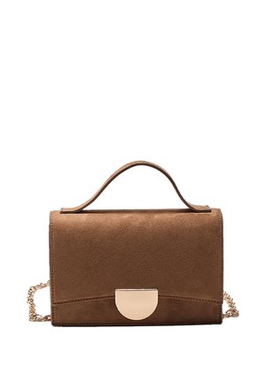 Sac à main en daim marron avec une poignée supérieure incurvée, une fermeture en demi-cercle dorée et une bandoulière en chaîne dorée sur fond blanc.