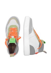 Sneaker alta in pelle bianca e suede grigio, con un pannello in tessuto decorato, lacci arancioni e dettagli neon verdi.