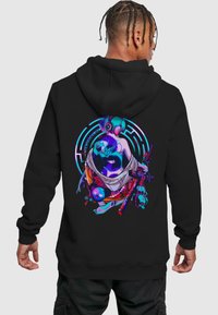 Svart hoodies med en livlig grafik på baksidan, som visar en illustrerad karaktär med hörlurar och olika färgglada element.