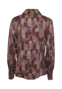 Blusa a maniche lunghe marrone con motivi ovali astratti in colori tenui. Presenta un colletto, polsini con bottoni e una texture di tessuto liscia.