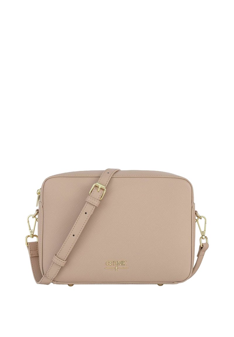 Beżowa syntetyczna torba na ramię o fakturowanym wykończeniu, z elementami w kolorze złotym, regulowanym paskiem i prostokątnym kształcie. Emblemat z logo na przodzie.