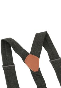 Dunkelgrüne Stoffträger mit strukturierter Oberfläche, ausgestattet mit einem braunen Lederelement an der Verbindung und silbernen Metallclips zur Befestigung.