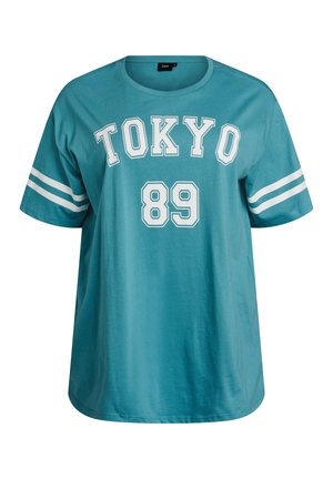T-shirt turquoise à manches courtes avec l'inscription « TOKYO » et « 89 » en blanc, avec des rayures blanches sur les manches. Confectionné en tissu de coton doux.