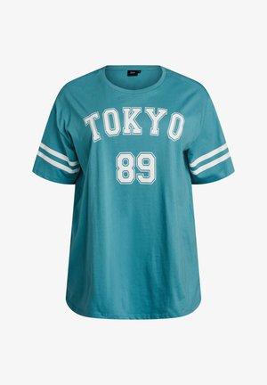 Turquoise T-shirt met korte mouwen, bedrukt met "TOKYO" en "89" in wit, met witte strepen op de mouwen. Gemaakt van zacht katoen.