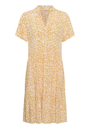 Gul og hvid kortærmet kjole med V-hals og lagdelt nederdel, med et abstrakt dyreprintmønster.