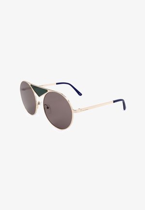 Occhiali da sole aviator con montatura dorata, lenti scure, accento triangolare verde sul ponte e terminali neri delle aste.