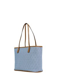 Tote taske i lyseblåt stof med et snoet mønster, brun kunstlæderkant og håndtag, rektangulær form og åben top.