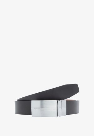 Ceinture en cuir noir avec une boucle en métal argenté présentant une finition brossée et le nom de la marque gravé, design de bande plate et texture lisse.