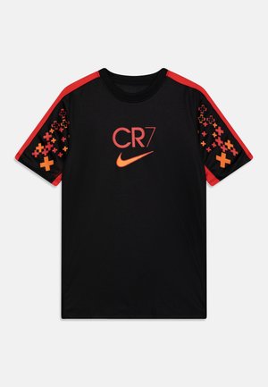 Maillot de sport noir à manches courtes avec des rayures rouges sur les épaules, des motifs en croix pixelisés orange sur les manches et le logo "CR7" rouge accompagné du swoosh orange de Nike sur le devant.