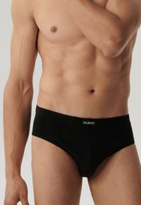 Czarne bawełniane majtki typu briefs o dopasowanym kroju, z kontrastowym logo "ATLANTIC" na gumce i gładką, bezszwową konstrukcją.
