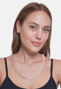 Ketting met schakelontwerp, bestaande uit afwisselend zilveren schakels en witte parels, vlak ontwerp, met een gladde textuur en een gepolijste afwerking.