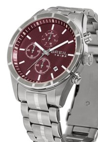 Montre en acier inoxydable avec un cadran texturé bordeaux, des accents argentés, trois sous-cadrans, un affichage de la date et un bracelet à maillons poli.