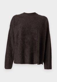 Maglione marrone scuro, morbido e peloso, con un collo alto e maniche lunghe; vestibilità ampia e texture soffice, con orlo leggermente accorciato.