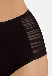 Zwarte high-waisted onderbroek met een solide voorkant en een semi-doorzichtige gestreepte zijpaneel, met een golvende rand bij de tailleband.