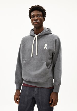 Hoodie gris en tissu doux avec une poche frontale, des cordons blancs ajustables et un petit logo sur la poitrine. Comprend des manches raglan.