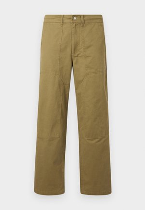 Egyenes szárú khaki nadrág, látható varrási részletekkel, övbújtatókkal, elülső gombos záródással és foltszerű térdpanelokkal.