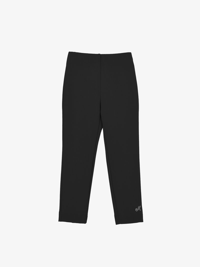 Melni legingi, kas izgatavoti no elastīgas auduma, ar drošu jostasvietu, potītes garuma piegriezumu un smalku logotipa akcentu tuvumā apakšmalai.