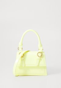 Sac à main jaune néon en matériau brillant. Présente une forme structurée, deux poignées courtes et une bandoulière amovible avec des ferrures dorées.