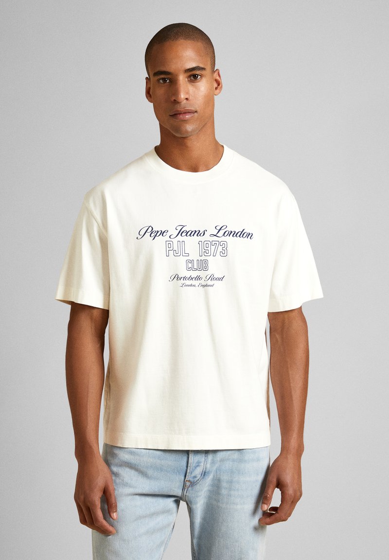 Cremfarbendes T-Shirt mit kurzen Ärmeln, das in dunkelblauer Schrift die Texte "Pepe Jeans London", "PJL 1973" und "Portobello Road, London" trägt. Reguläre Passform und weiche Textur.