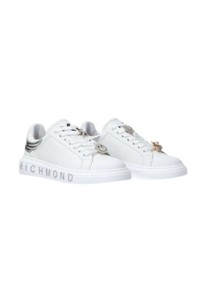 Sneakers bianchi con tomaia in pelle liscia, chiusura con lacci, marchio grigio "RICHMOND" sulla suola e inserti metallici decorativi sulla linguetta.
