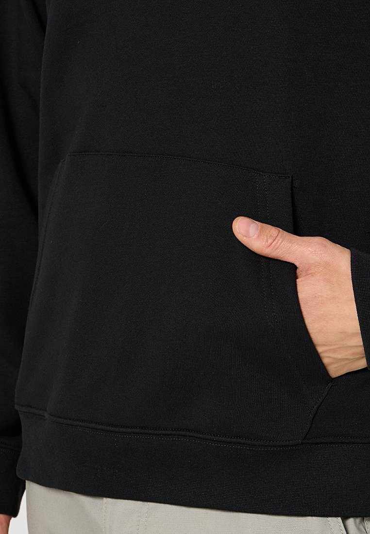 Schwarzer Pullover aus Baumwollmischung, mit Kängurutasche, gerippten Bündchen und Saum, mit glatter Textur und ohne sichtbare Muster.