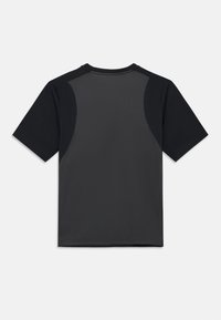 Αθλητικό μπλουζάκι κοντομάνικο σε σκούρο γκρι με μαύρες λεπτομέρειες; έχει λεία υφή, στρογγυλή λαιμόκοψη και σχεδίαση αντίθετων πάνελ στα πλάγια.