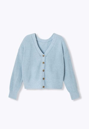 Cardigan tricoté bleu clair avec un col en V, quatre boutons en bois, une texture côtelée, une coupe courte et des manches longues.
