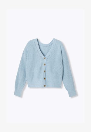 Cardigan tricoté bleu clair avec un col en V, quatre boutons en bois, une texture côtelée, une coupe courte et des manches longues.