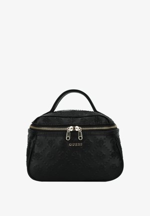Bolso de cuero negro con patrón floral grabado, cierre de doble cremallera, asa corta y herrajes en tono dorado. Logo de la marca exhibido en la parte frontal.