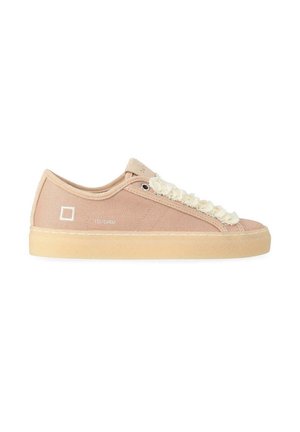 Scarpa da ginnastica beige bassa con suola spessa in gomma color caramello, lacci bianchi sfrangiati e discreto logo quadrato bianco ricamato sul lato.