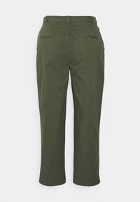 Olijfgroene katoenen chinos met een rechte pijp, achterzakken en lussen voor een riem. Gladde textuur en klassieke pasvorm.