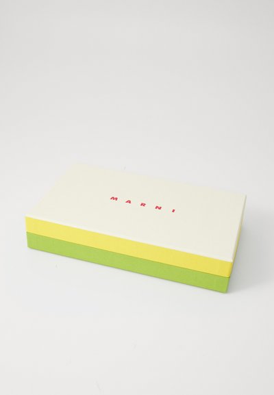 Cerc în formă de cutie rectangulară cu un capac crem și laturi verzi și galbene. Cuvântul "MARNI" în roșu este centrat pe capac. Textură netedă, design minimalist.