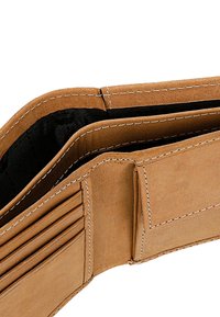 Portafoglio in pelle marrone con svariati scomparti per carte, una texture liscia e cuciture bianche a contrasto, dotato di un interno in tessuto nero.