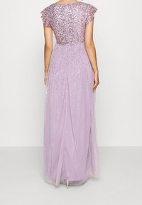 Fialové večerní šaty s korzetem posetým flitry, rozšířenými šaty a splývavou průhlednou sukní. Mají zadní zip a zřasenou texturu po celém modelu.