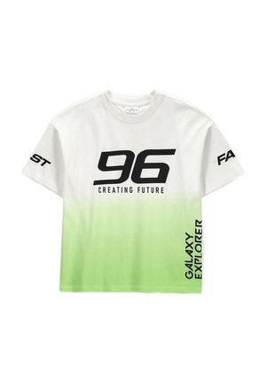 Biało-zielona t-shirt z gradientem z czarnym tekstem "96 Creating Future," "Galaxy Explorer" po boku oraz częściowymi słowami na rękawach.