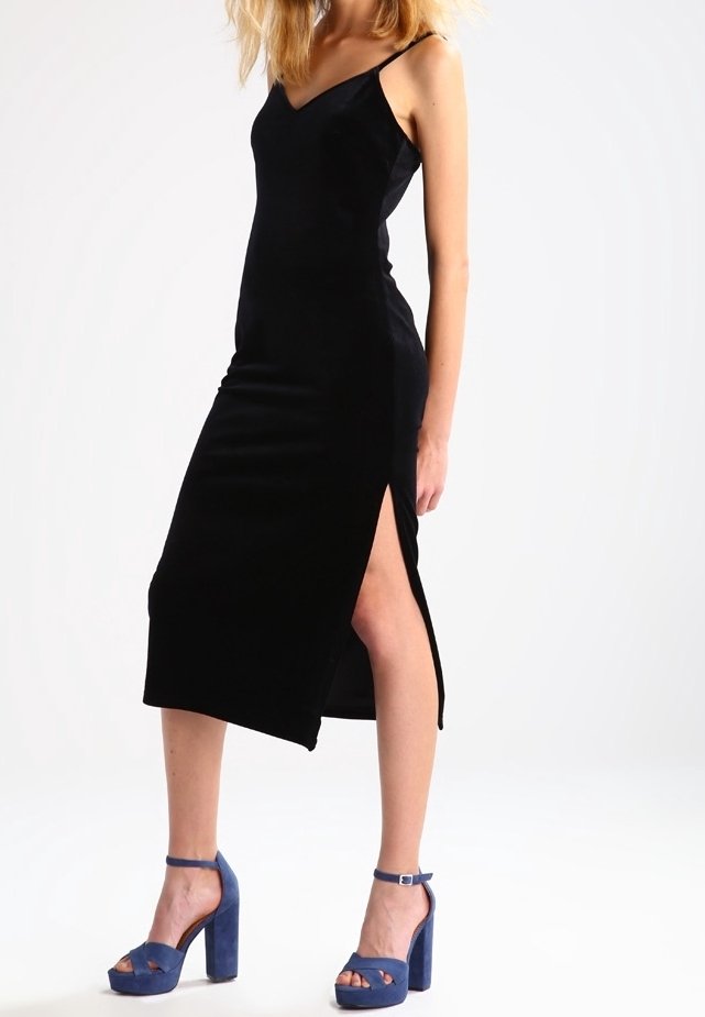 Mustan samettimekkon, jossa on V-pääntie ja ohuet hihnat, sekä reiden korkeudelle ulottuva sivuhalkio. Yhdistetty sinisiin korkokenkiin, joissa on nilkkahihnat.