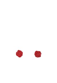 Pendientes en forma de rosa roja hechos de un material brillante, con intrincados detalles en los pétalos. Cada pendiente es pequeño y de forma redonda.