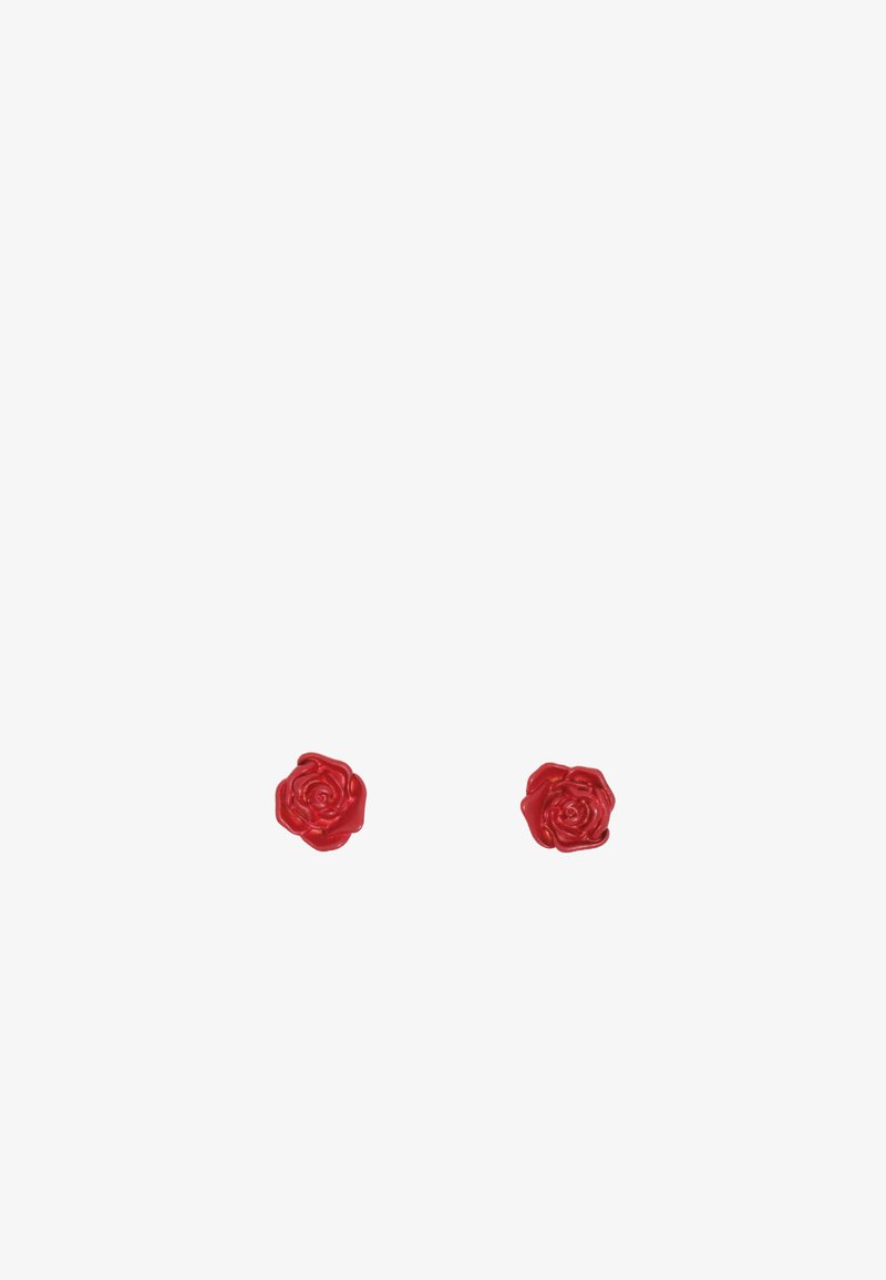Pendientes en forma de rosa roja hechos de un material brillante, con intrincados detalles en los pétalos. Cada pendiente es pequeño y de forma redonda.