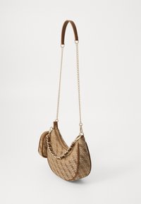 Sac à épaule marron à motif avec une chaîne en or et une sangle en cuir. Dispose d'une fermeture éclair et d'une petite pochette attachée pour le rangement.