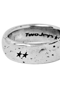 Anello in metallo argentato con superficie texturizzata, caratterizzato da due incisioni di stelle nere e il nome del marchio "TwoJays" all'interno. Forma rotonda.