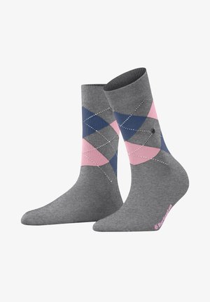 Chaussettes de cheville grises avec un motif argyle bleu marine et rose, agrémentées de coutures blanches. Logo imprimé en rose sur le côté.