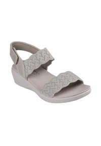 Sandalia gris claro con correas texturizadas con forma de concha, cierre ajustable de Velcro y un tacón bajo; plantilla suave para mayor comodidad.