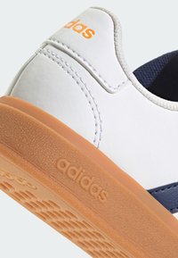 adidas Sportswear GRAND COURT 2.0 - Training shoe - cloud white dark blue gum
