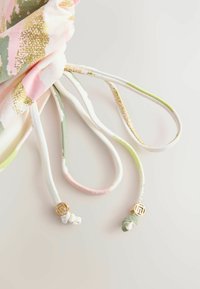 Écharpe multicolore avec des motifs roses, verts et dorés. Tissu doux avec des accents texturés et des élégants éléments dorés sur les liens.
