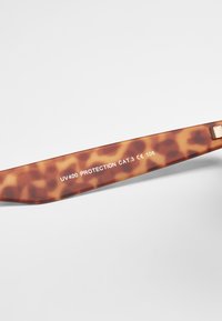 Urban Classics LIKOMA - Slne�čné okuliare - brown leo