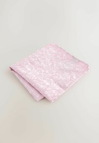 Rózsaszín, texturált szövet szalvéta fehér virágmintával. Gondosan összehajtva, látható éllel és bonyolult mintázattal. Asztali terítékhez alkalmas.