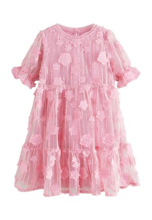 Robe rose à manches courtes avec tissu transparent superposé, appliques florales et rayures verticales argentées, conçue pour les jeunes enfants.